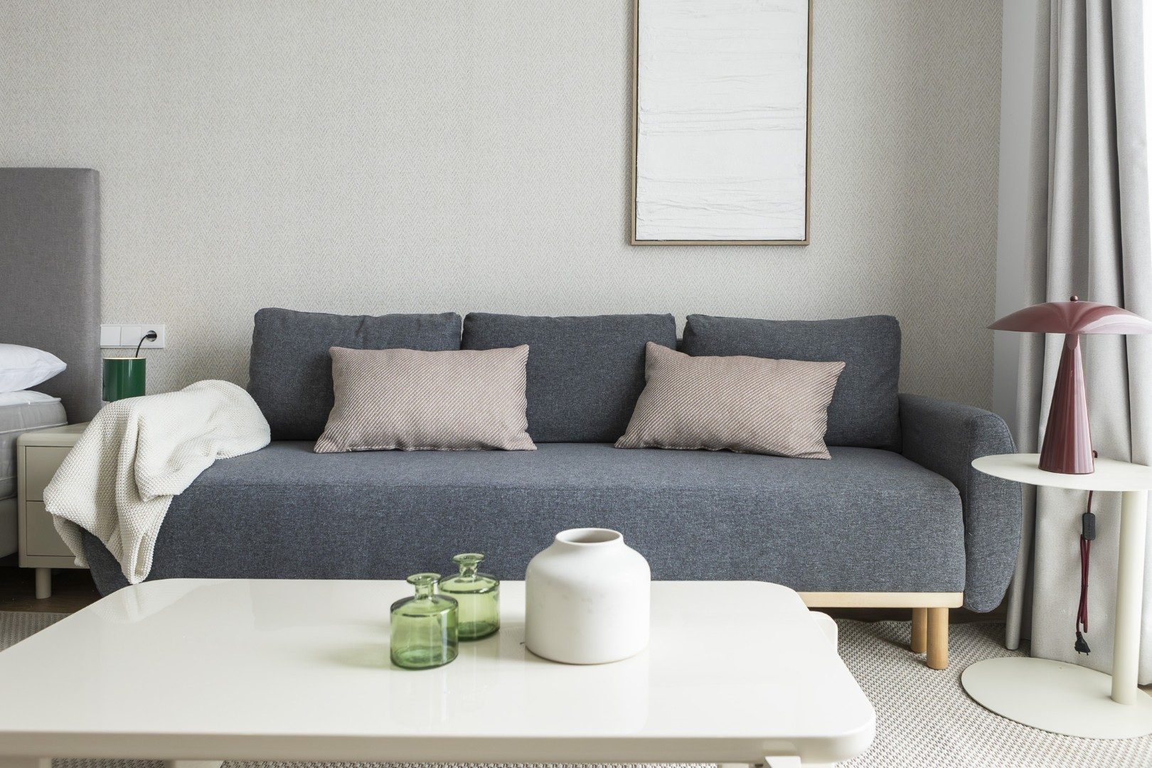 Salón con sofá gris y lámpara de diseño en Cauce4