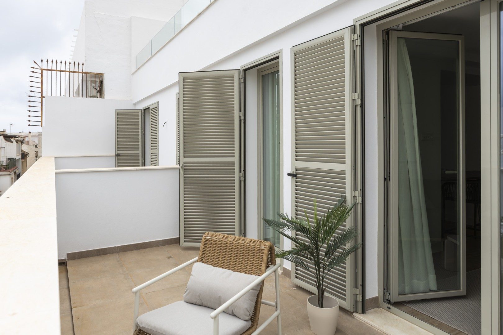 Terraza con sillón de mimbre en Cauce4
