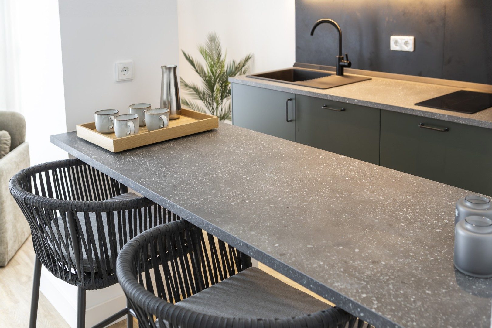 Barra de cocina con taburetes en Cauce4