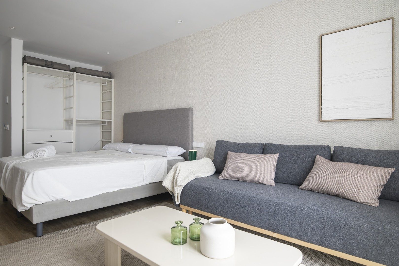 Suite Cauce4 con cama, sofá y amplia zona de estar luminosa
