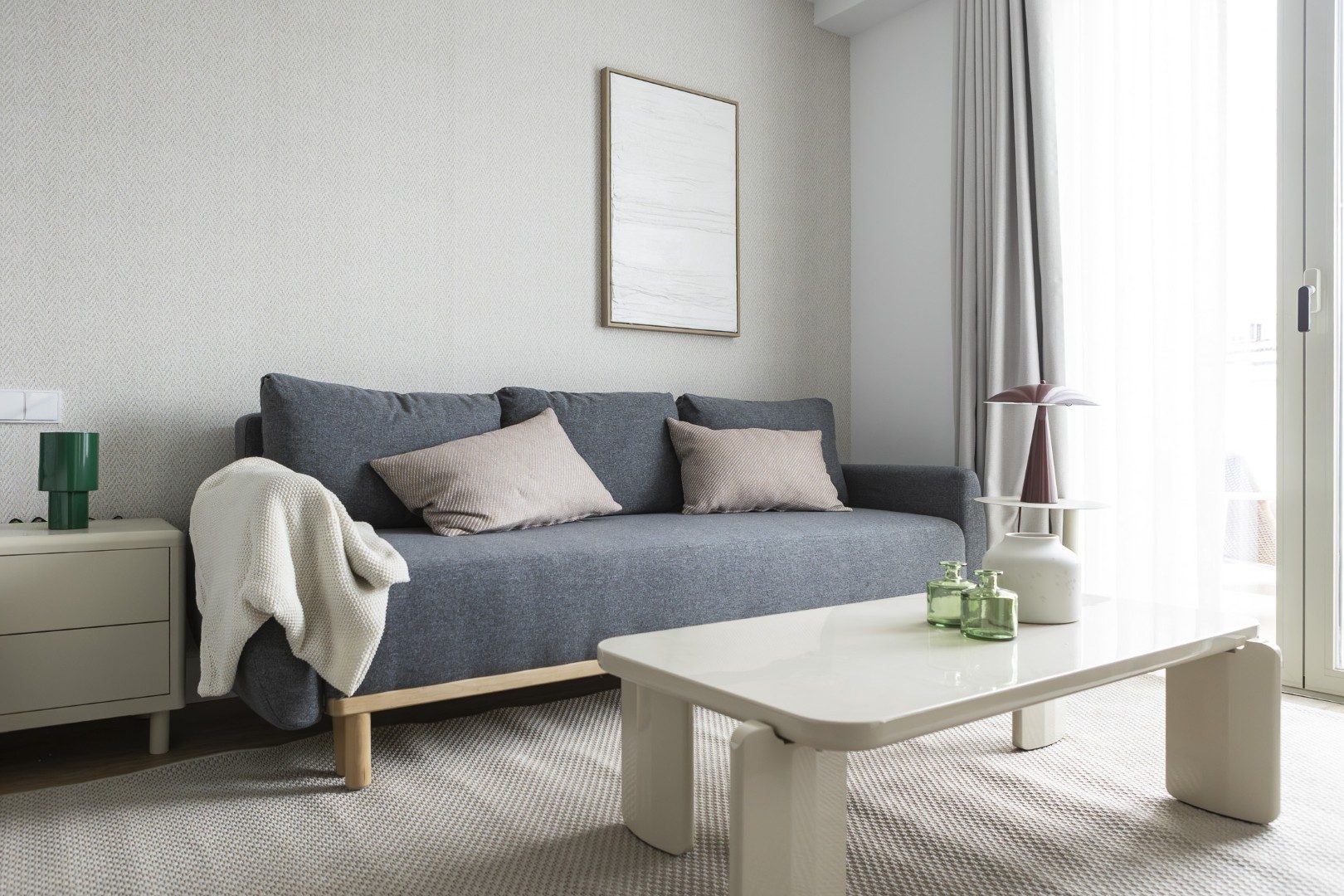 Salón de la Suite Cauce4 con sofá gris y lámpara de diseño