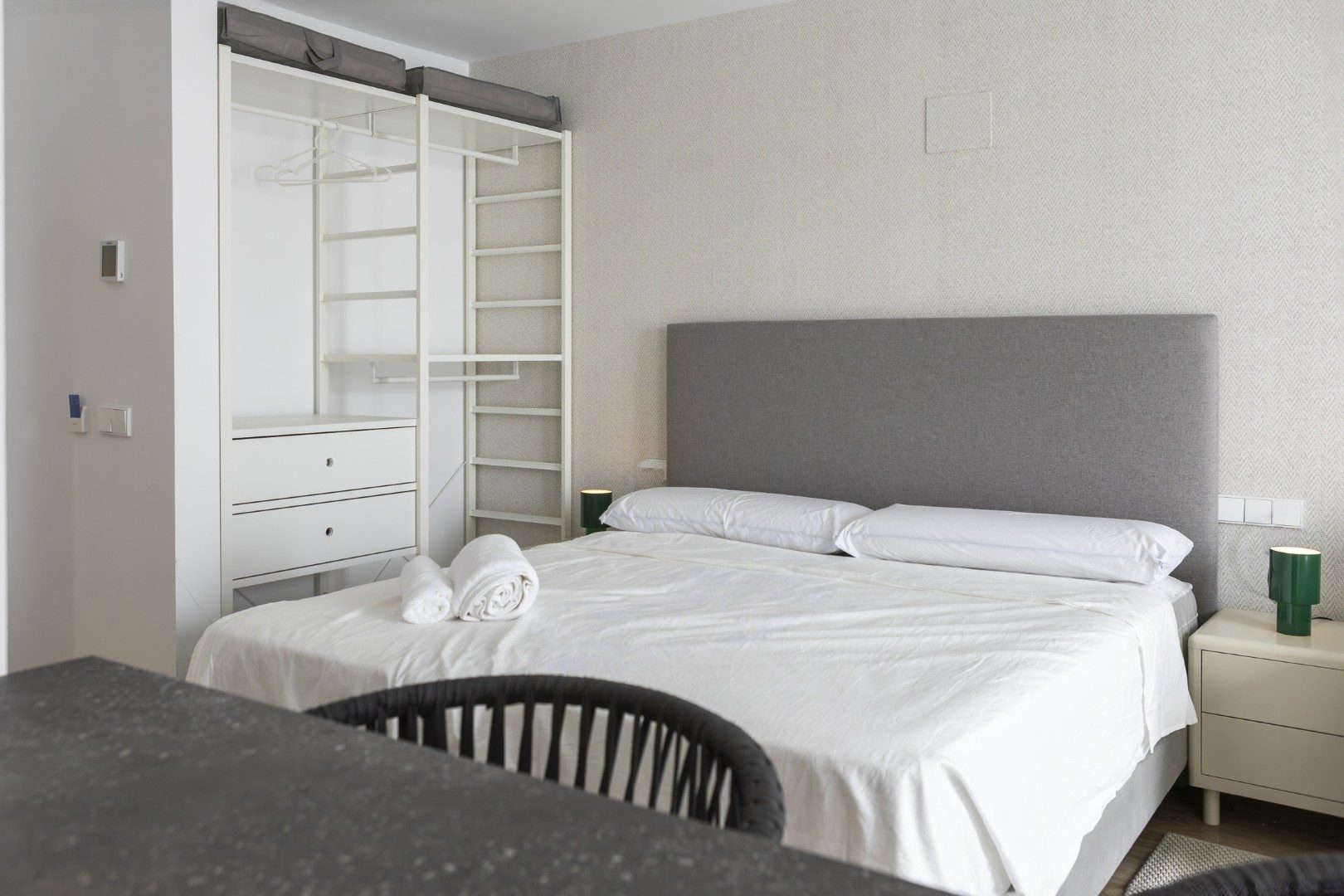 Habitación Confort Plus de Cauce4 con cama de matrimonio y cabecero tapizado
